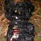 Hallazgo. Miembros de Fuerzas Armadas encontraron armas cortopunzantes en los exteriores de la cárcel de Cotopaxi.