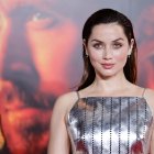 Netflix estrenó este jueves el tráiler oficial de "Blonde", el biopic en el que la actriz hispanocubana Ana de Armas dará vida a Marilyn Monroe y que competirá por el León de Oro en el próximo festival de Venecia.

"No puedo hacer otra escena con Marilyn Monroe"; "Marilyn Monroe solo existe en la pantalla", son algunas de las frases que De Armas recita con la mirada vidriosa en el avance, de 2 minutos de duración en los que se recrean algunas de las escenas más populares del icono estadounidense.

Después de su premiere en Venecia, "Blonde" llegará al catálogo de Netflix el 28 de septiembre.

El cineasta Andre Domink ("Chopper") dirigió este filme, rodado principalmente en blanco y negro, basándose en la novela homónima de Joyce Carol Oates, que narra cómo Norma Jeane Baker, hija de madre soltera y víctima de abusos, se convirtió en la celebridad más perseguida del mundo, bajo el pseudónimo de Marilyn Monroe.

Los responsables del filme avanzaron que no trataron la historia como una película biográfica al uso porque su guion aborda, desde un plano más experimental, las luces y sombras que rodearon a la estrella durante toda su vida.

Al igual que la novela, "Blonde" recreará momentos icónicos de la vida y carrera de Monroe, como su actuación en el musical de Howard Hawks de 1953 "Gentlemen Prefer Blondes", pero también se tomará "licencias dramáticas" con su vida y los personajes de su entorno.

"La película se centra en la relación consigo misma y con esa otra persona, Marilyn, que es a la vez su armadura y su mayor amenaza", avanza el director en las notas de producción del filme, en las que también describe el compromiso absoluto de Ana de Armas con el personaje.

"Pasó entre 2 horas y media y 3 horas peinándose y maquillándose cada mañana de los 47 días de rodaje antes de llegar al set para trabajar en una serie de escenas emocionalmente desgarradoras", asegura.

El título es uno de los más esperados en la competición de Venecia, que anunció su programación esta semana, y cuenta con un reparto en el que destacan, además de De Armas, Bobby Cannavale, Adrien Brody, Julianne Nicholson, Xavier Samuel y Evan Williams.