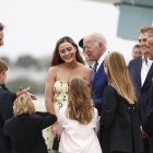 El presidente de Estados Unidos, Joe Biden (d), junto a su nieta Naomi Biden (c), en una fotografía de archivo.