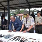 El director del SNAI, Pablo Ramírez y el nuevo director de la cárcel de Santo Domingo, Dennis Murillo firmaron también el acuerdo de paz.