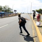 Vive o muere. Los peatones libran una carrera para cruzar avenidas de gran flujo vehicular