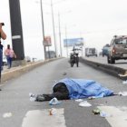 El cuerpo del adulto mayor quedó sobre la calzada, a pocos metros de la moto que lo embistió.