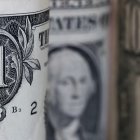 Vista de billetes de dólares, en una fotografía de archivo.