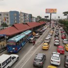 En "horas pico" se observan largas filas hasta en el carril de la metrovía