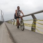 Sustracción. El robo de tapas y barandas son más frecuentes en el puente, lo que incrementa el peligro.