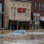 Las calles se han convertido en verdaderos ríos por las intensas lluvias y los afectados se suman por miles en Kentucky (EE.UU.)