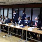 Diligencia. Wilson Pástor (de pie) , exministro de Hidrocarburos, fue uno de los asistentes a la Corte Nacional.