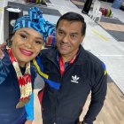 Neisi Dajomes luce las tres medallas que conquistó en el Panamericano. Tuvo el apoyo del entrenador Walter Llerena.