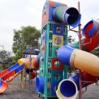 Riesgo. Resulta imposible atreverse a bajar por el tobogán del ‘Malecón de la Familia’ en vista de los daños que tiene. Subirse implicaría caer directo al suelo.