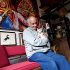 Vida íntima. El artista juega con una de sus mascotas. Su familia la componen su esposa Piedad Guerrero, y sus tres hijas: María, Rocío y Jimena.