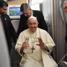 El pontífice a bordo del avión papal.