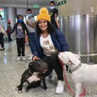 Neisi Dajomes junto a Katana (i) y Tokio (d), sus queridas mascotas.