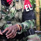 Miembro de la guerrilla del Ejército de Liberación Nacional (ELN) sujetando un arma