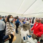 Correísta. En esta foto de su propia cuenta de Twitter, la asambleísta aparece entre los padres que esperan a sus hijos, el 4 de marzo, en el aeropuerto.