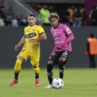 Barcelona e Independiente dividen honores al finalizar el primer tiempo en Quito.