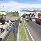 Destrucción. A la altura de la Loma de Puengasí un automotor pesado se llevó el paso peatonal al no calcular su paso por la altura de la estructura.