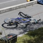 la bicicleta quedó dañada sobre la calzada