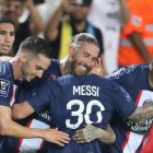 Sergio Ramos (C) se abraza a Messi en la celebración del 3-0