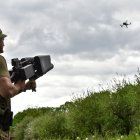 Imagen de archivo de un soldado con un arma antidrones en Ucrania