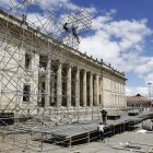 Personas trabajan en el montaje de las tarimas para la ceremonia de investidura presidencial de Gustavo Petro