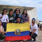Un grupo de becarios ecuatorianos del programa Chevening en la ciudad de Brighton, Inglaterra.
