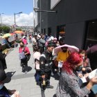 Extensas filas de afiliados del IESS por acceder a un turno para atención médica, en las afueras del Hospital Quito Sur