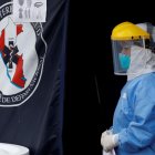 Personal médico recibe a pacientes en el hospital de emergencias Casimiro Ulloa en Lima, en una fotografía de archivo.