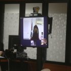 Diligencia. La exasambleísta Karina Arteaga se conectó al juzgamiento desde la Corte de Justicia de Manabí.