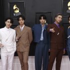 Los miembros de la "boyband" BTS en la alfombra roja de la entrega de los Grammys