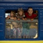 Niños evacuados en un tren en Ucrania.
