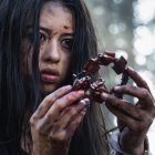 La actriz Amber Midthunder en su papel de Naru, en una escena de la película "Prey". "Predator".