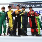 Nicolás Peribonio (c) junto al resto de competidores que subieron al podio de la categoría Mini en el inicio del Provincial de Karting, el sábado 30 de julio.