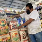 Mercado.- Una persona mira el precio del arroz.