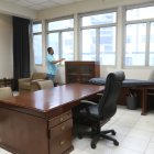 Ventanales. A las paredes de hormigón se suman los ventanales, también bilindados, en particular la oficina que ocupaba el cónsul, en la antigua sede de Guayaquil.