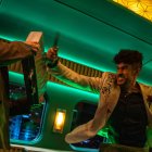 el actor Brad Pitt (i) como Ladybug y el cantante Bad Bunny como Wolf, durante una escena de la película Bullet Train.