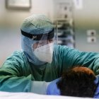 Referencia medico tratando a paciente