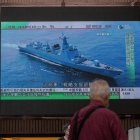Personas en Hong Kong observan en televisión el despliegue naval de China como reacción a la visita de Nancy Pelosi a Taiwán, el 2 de agosto de 2022.