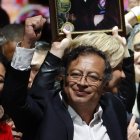 AME6992. BOGOTÁ (COLOMBIA), 03/08/2022.- Fotografía de archivo fechada el 19 de junio de 2022 que muestra al presidente electo de Colombia, Gustavo Petro, durante la celebración tras obtener los resultados electorales, en el Movistar Arena, en Bogotá (Colombia). Gustavo Petro asume este domingo como primer presidente de izquierdas de Colombia, culminando una senda de la que otros predecesores con sus mismas ideas fueron expulsados, después de que sufrieran persecuciones, amenazas e incluso asesinatos. EFE/ Mauricio Dueñas Castañeda ARCHIVO