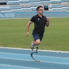 Tras 1 mes, registra 21 segundos en los 100 m planos.