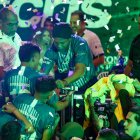 El ex futbolista brasileño Ronaldinho Gaúcho (c) participa como invitado en un concurso de fútbol-tenis y de habilidades dedicado a su figura, hoy, en un concurrido centro comercial de Quito (Ecuador).