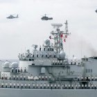 Un navío de la Armada china participa en unas maniobras militares.