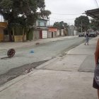 Cuatro criminales en dos motocicletas atentaron en contra de un grupo de personas que jugada naipes en un parterre.ALEX LIMA