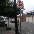 Los cables del poste (cercano a la señalética de no estacionar) fueron cortados para llevar a cabo el robo.