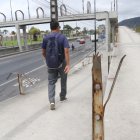 Los transeúntes temen por los riesgos que genera el mal estado del puente y el peligro que representa.