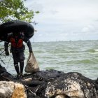 Un hombre se gana la vida entre restos petroleros sobre la costa oriental del Lago de Maracaibo.EFE- HENRY CHIRINOS