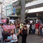 Decenas de personas se concentran en los exteriores de las inmediaciones de la Fiscalía del Guayas.