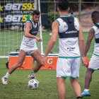 Bruno Piñatares (i), volante de Barcelona, será titular el domingo frente a Mushuc Runa.