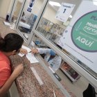 Alexandra Marín recibe una explicación sobre el sistema en la farmacia del hospital Monte Sinaí, donde también se sigue entregando medicinas a los pacientes.