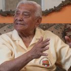 Luciano Macías, excapitán de Barcelona y cuatro veces campeón ecuatoriano con el Ídolo, falleció a los 87 años, dejando una huella imborrable en el representativo canario.