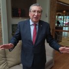 Cabrera tiene una maestría en Gerencia de Sistemas. Ha sido funcionario en entidades públicas como el Banco Central, la Agencia Nacional del Tránsito y el extinto Tribunal Supremo Electoral.